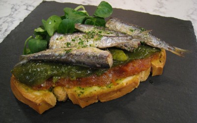 Sardinas con pan y tomate