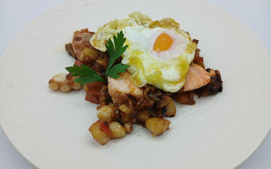 Sartén marinera con pisto y huevo