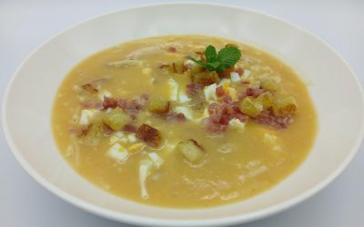 Sopa de pollo con fideos