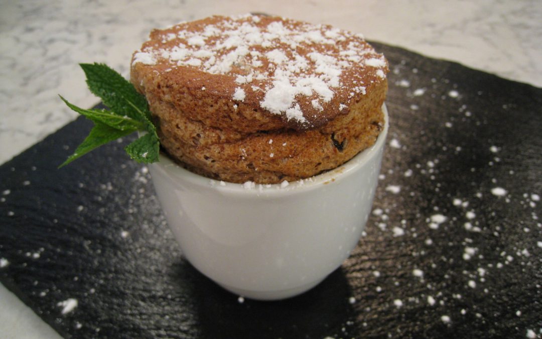 Suflé de chocolate y salsa de naranja