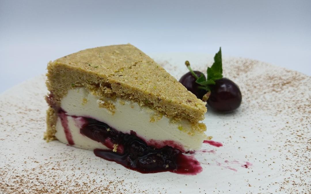 Tarta crujiente de queso y cerezas