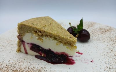 Tarta crujiente de queso y cerezas