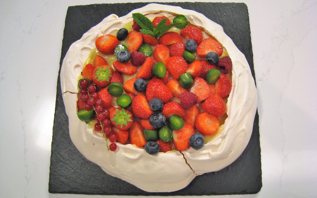 Tarta Pavlova con frutos rojos