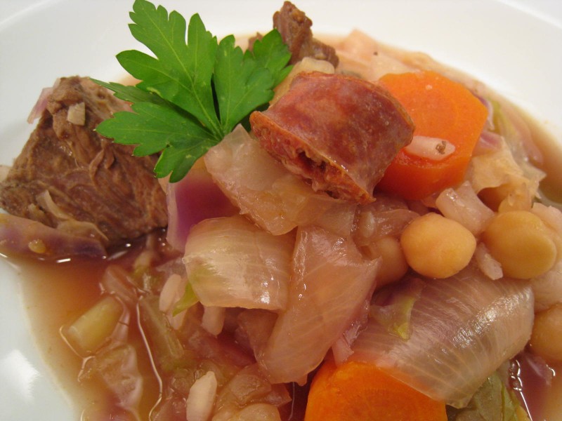 Ternera guisada con garbanzos y repollo