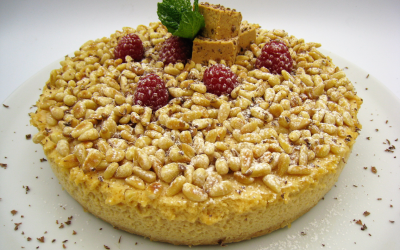 Tarta mousse de turrón y piñones