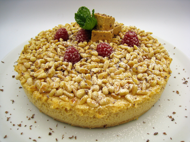 Tarta mousse de turrón y piñones