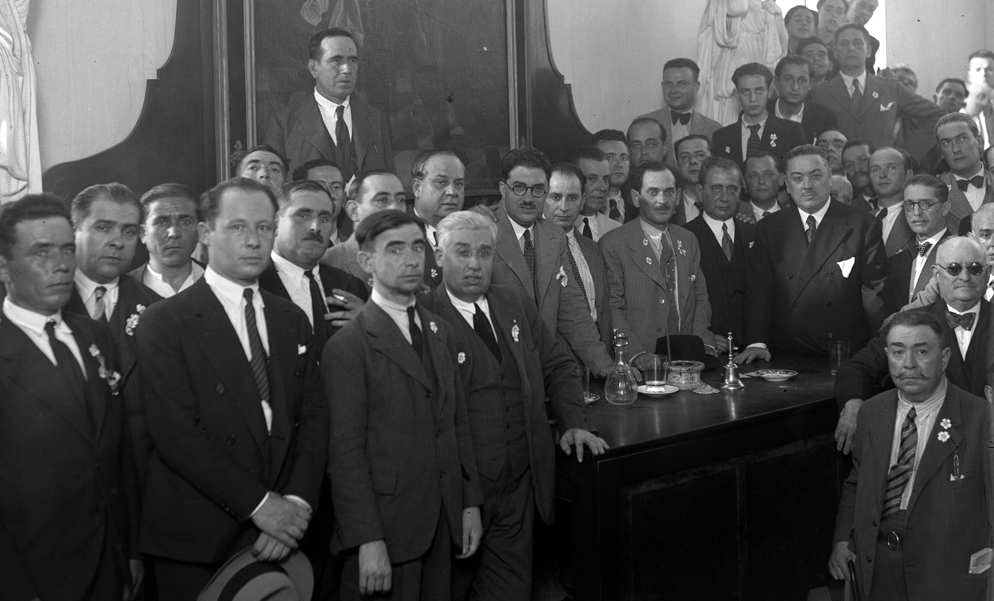 El alcalde de Sevilla José Gonzalez Fernández de la Bandera en reunión en la Diputacióhn con su presidente el médico José Manuel Puelles fusilado el 5 de agosto de 1936, y un grupo de médicos de la Beneficencia.