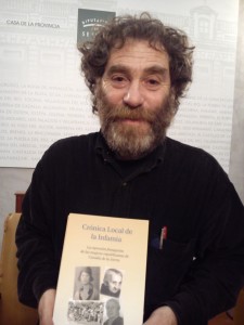Antonio Jímenez Cubero con su libro.