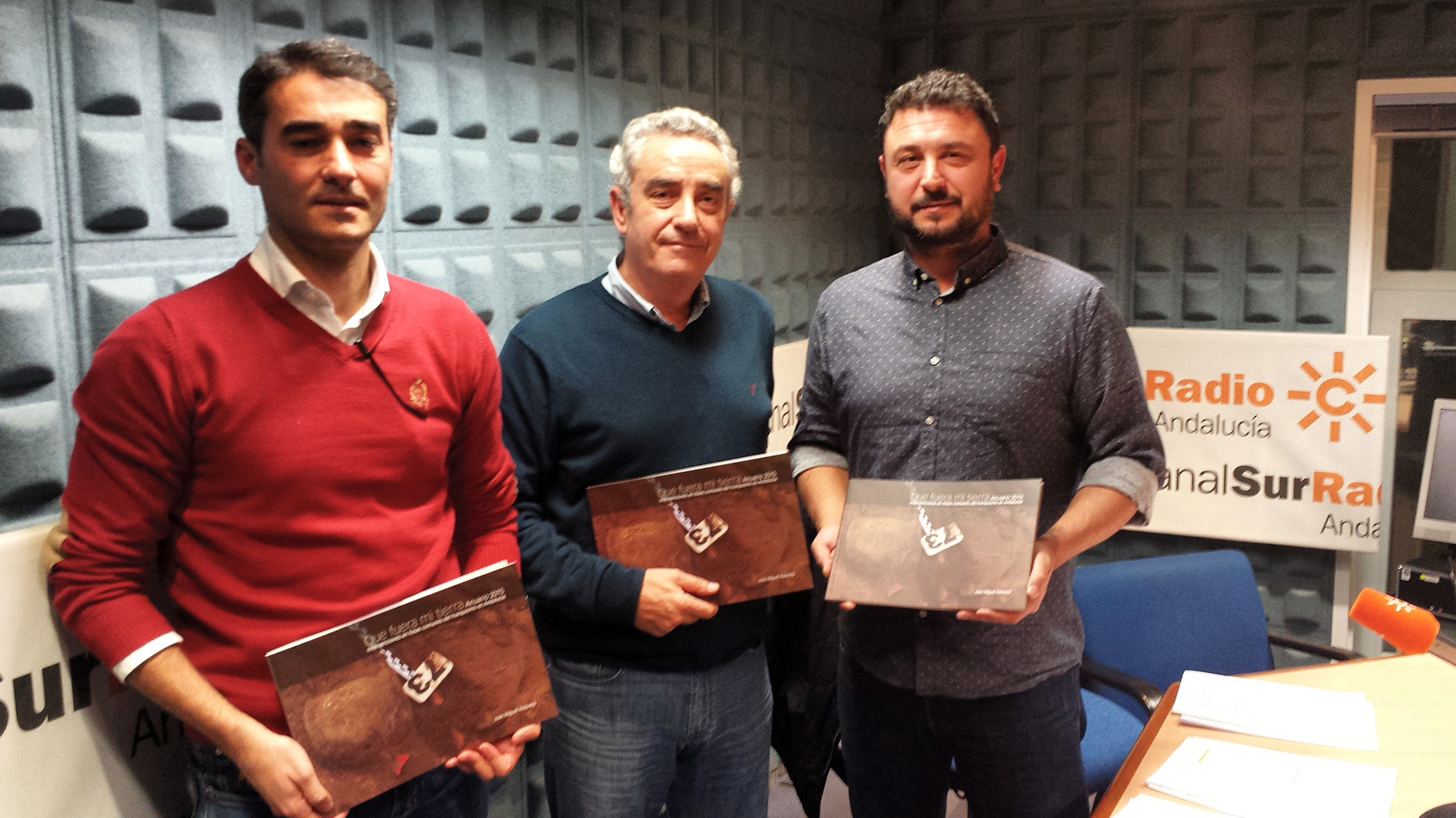 Giráldez, Guerrero y Baquero, con el anuario de las fosas de 2015 en Canal Sur Radio.
