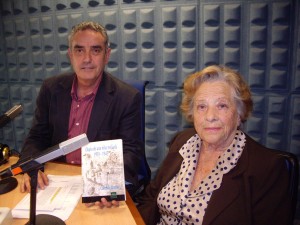 Concha Ramírez en la radio con su libro.
