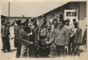 Francisco Ortiz, en el centro, en la liberación de Mauthausen.