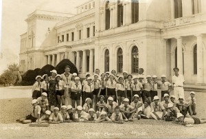 Niños y maestros en un sanatorio del Mar Negro, 1938