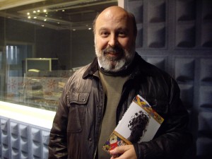 Juan Sánchez Vallejo con su libro.