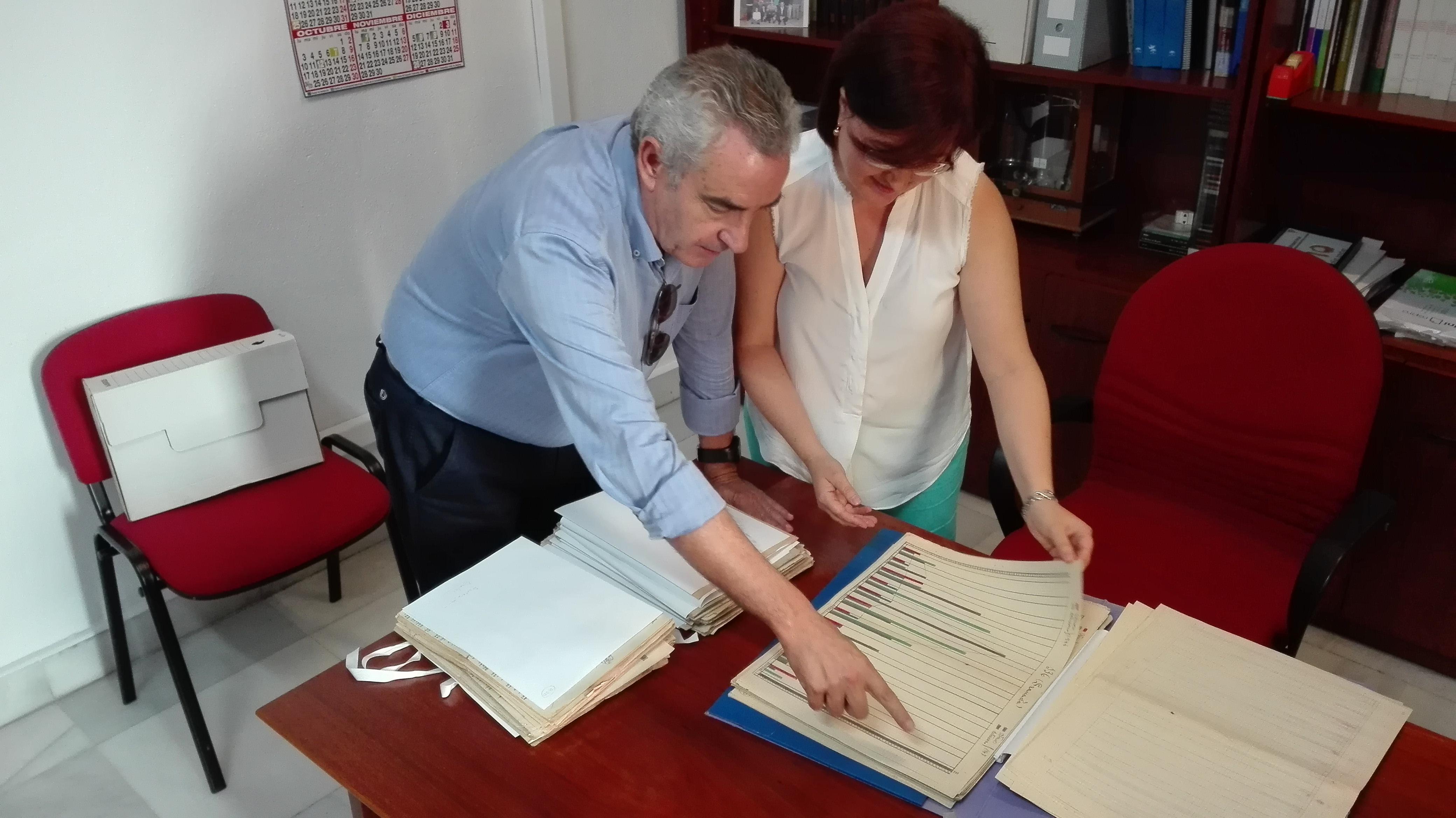 Amparo Alonso muestra al director del programa los archivos de la Guardia Civil