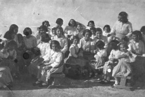 Virtudes Ávila y otras niñas en el convento.