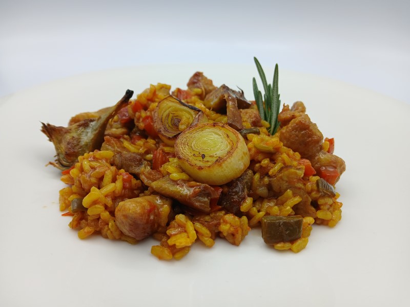 Paella de lomo, longaniza y alcachofas
